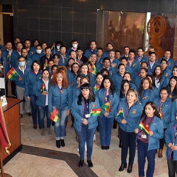 1.- SERVIDORES PÚBLICOS DE LA APS, RINDEN HOMENAJE A LA BANDERA NACIONAL